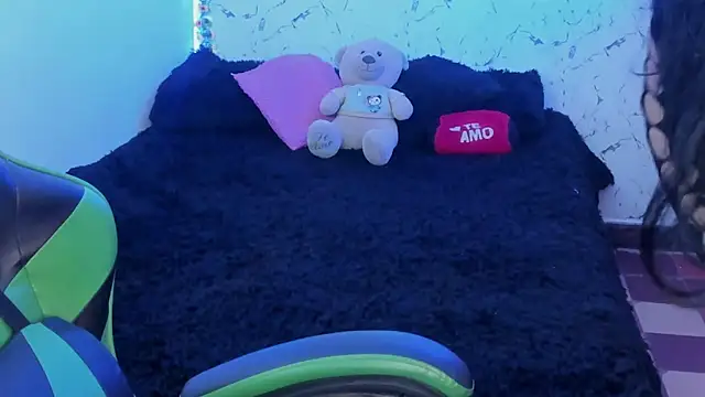 elissa iris online show from April 19, 2026, 1:49 am