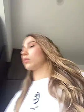 SophieRaily  online show from December 19, 2024, 8:44 pm