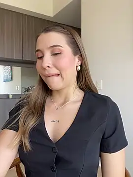 SophieRaily  online show from March 18, 2025, 8:59 pm