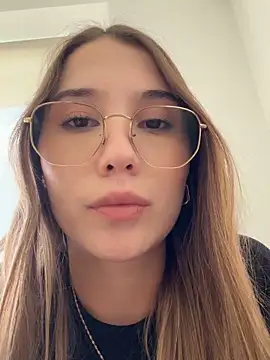 SophieRaily  online show from September 17, 2025, 7:04 pm