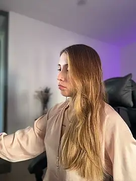 SophieRaily  online show from February 10, 2026, 8:35 pm