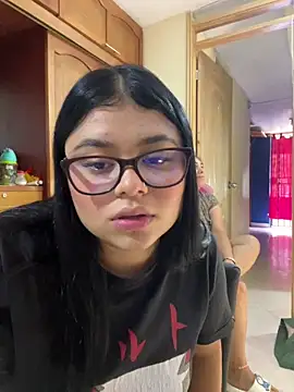 alissonfernandez  online show from October 18, 2025, 4:30 pm