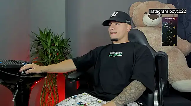 boyc022  online show from February 18, 2025, 12:15 am