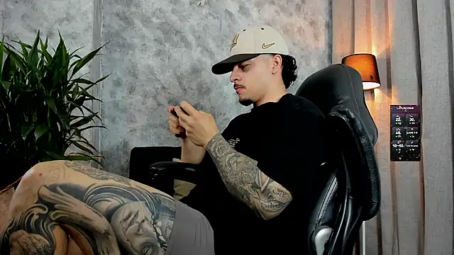 boyc022  online show from November 29, 2025, 1:14 pm