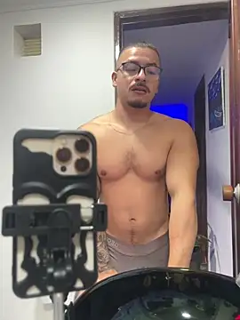 boyc022  online show from April 20, 2026, 2:03 am