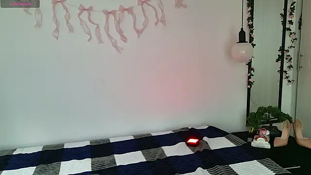 cutehanna1 online show from February 18, 2026, 7:43 pm