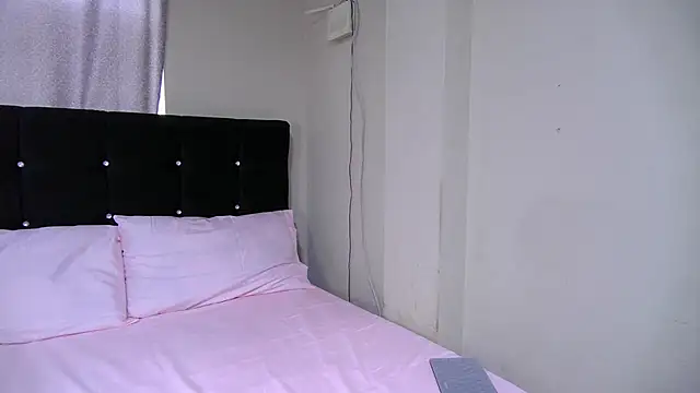 petite paola online show from January 4, 2025, 2:46 pm