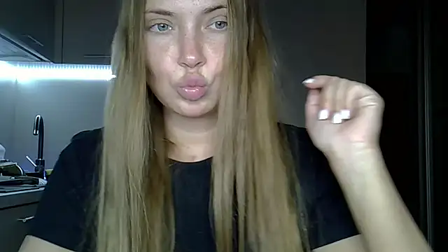 Lucky Anna online show from December 18, 2025, 9:43 pm