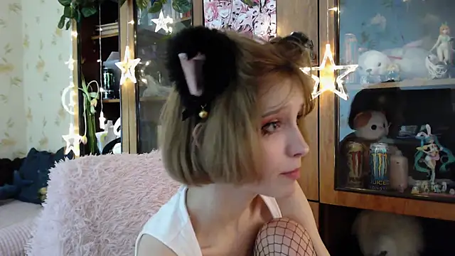 cloudgirrl online show from March 16, 2025, 3:39 pm