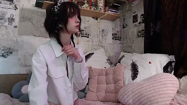 cloudgirrl online show from April 12, 2026, 4:34 pm