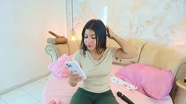 Snapshot of khloeblake chatting on November 18, 2025, 5:12 am khloeblake online show from November 18, 2025, 5:12 am