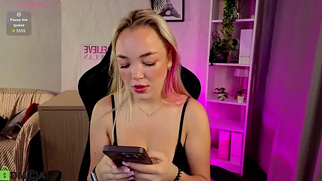 Christy Little online show from December 2, 2025, 12:38 am