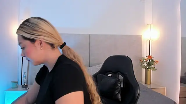 Saori newman online show from April 21, 2026, 12:11 pm