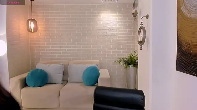 AlinaKravitz online show from April 17, 2026, 8:01 pm