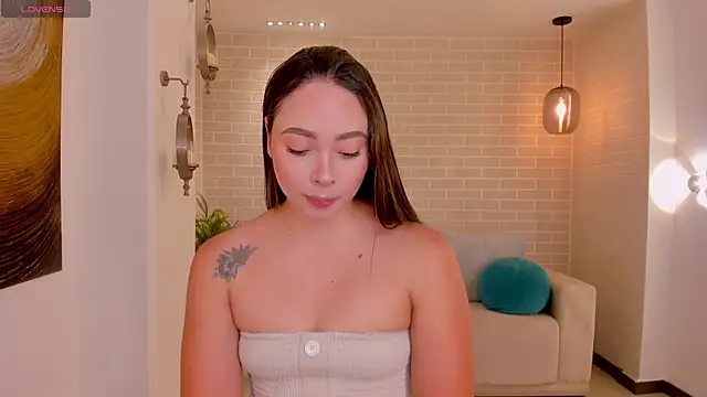 AlinaKravitz online show from April 21, 2026, 6:01 pm