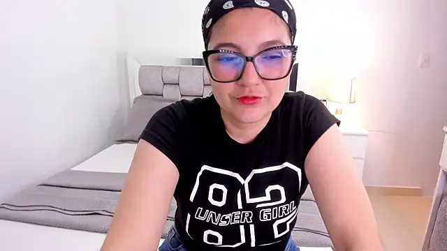 Camilaa bueno online show from April 21, 2026, 12:01 am