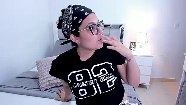 Camilaa bueno online show from April 21, 2026, 1:42 am