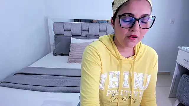 Snapshot of Camilaa_bueno chatting on May 27, 2026, 12:40 am Camilaa bueno online show from May 27, 2026, 12:40 am