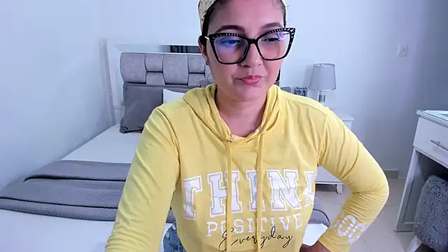 Snapshot of Camilaa_bueno chatting on May 27, 2026, 1:57 am Camilaa bueno online show from May 27, 2026, 1:57 am