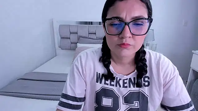 Snapshot of Camilaa_bueno chatting on June 6, 2026, 11:53 pm Camilaa bueno online show from June 6, 2026, 11:53 pm