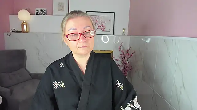 AlexandraKind online show from October 18, 2025, 1:45 pm