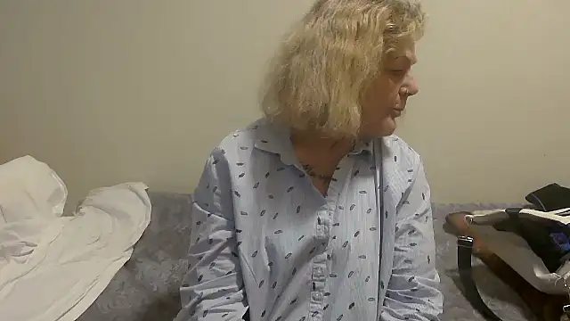 housewife shantie online show from September 30, 2025, 10:09 am