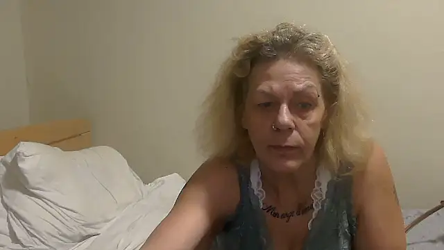 housewife shantie online show from October 16, 2025, 7:37 pm