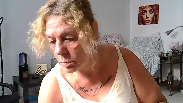 Snapshot of housewife_shantie chatting on July 11, 2026, 10:40 am housewife shantie online show from July 11, 2026, 10:40 am