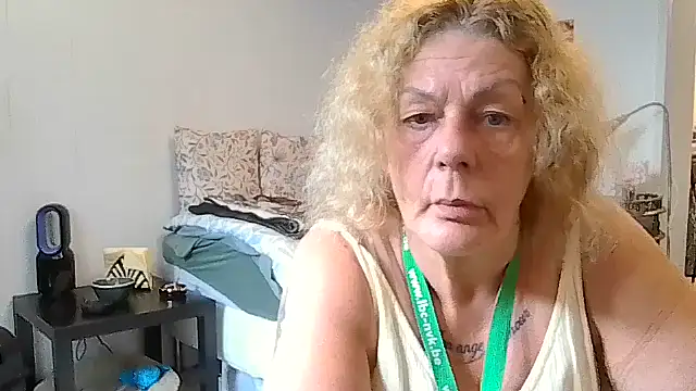 Snapshot of housewife_shantie chatting on July 12, 2026, 7:32 am housewife shantie online show from July 12, 2026, 7:32 am
