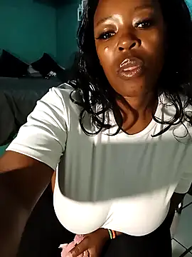 curvyloneah75 online show from March 20, 2025, 8:09 am