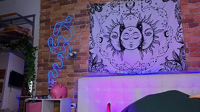 Snapshot of LinaQik chatting on February 17, 2025, 8:04 pm LinaQik online show from February 17, 2025, 8:04 pm