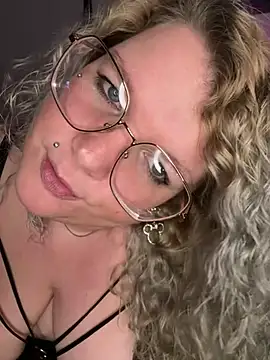 CurvyAnonymousGirl89 online show from February 13, 2025, 4:28 pm