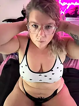 CurvyAnonymousGirl89 online show from November 17, 2025, 4:13 pm