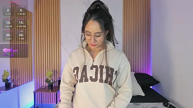 Julia Martinez  online show from February 24, 2026, 11:41 am