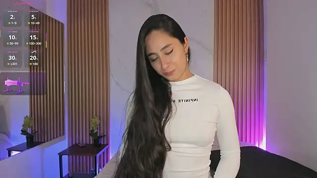 Julia Martinez  online show from March 16, 2026, 11:47 am