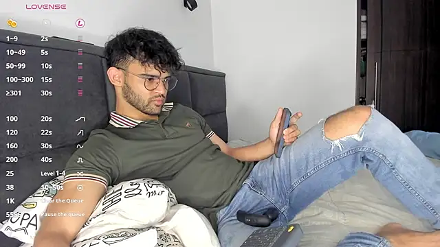 andrewChris  online show from January 3, 2025, 10:29 pm