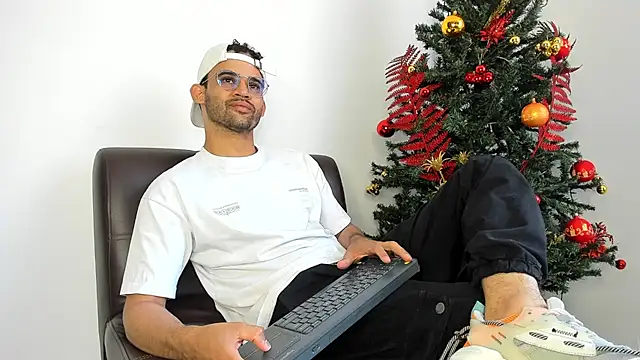 andrewChris  online show from November 30, 2025, 8:02 pm