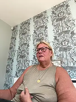 Snapshot of MoistCurveyChanel chatting on July 17, 2026, 10:44 am MoistCurveyChanel online show from July 17, 2026, 10:44 am
