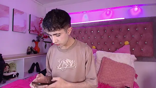 Noah Xitruxx online show from October 15, 2025, 12:38 pm