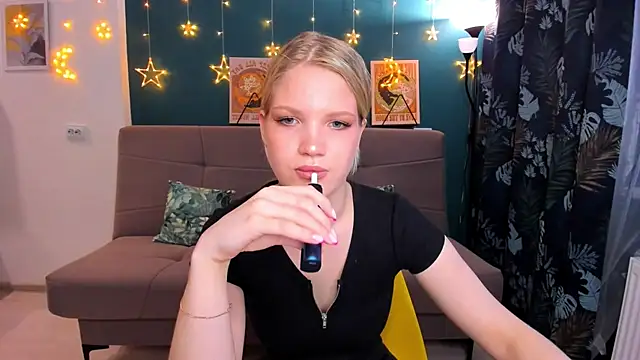 Xloe Queen online show from March 16, 2025, 1:27 pm