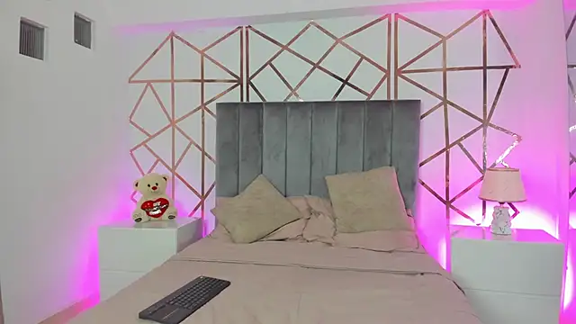 Giselle Roldan online show from March 5, 2025, 12:00 pm