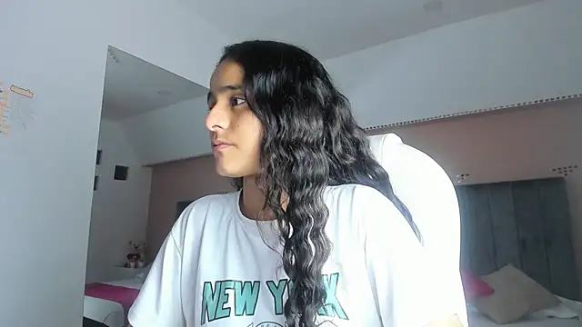 Giselle Roldan online show from September 26, 2025, 4:05 am