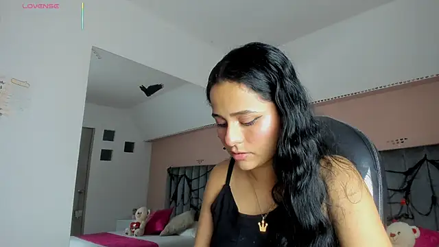 Giselle Roldan online show from October 18, 2025, 3:42 am