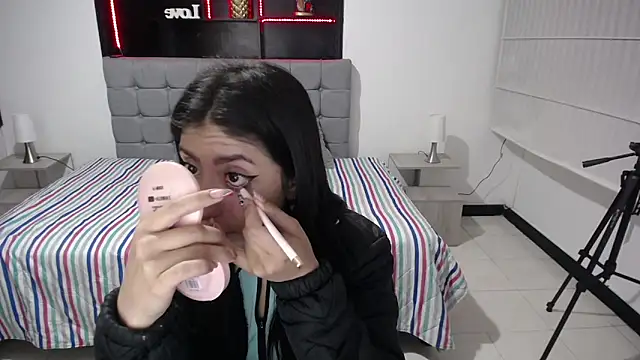 Angela Diaz  online show from December 11, 2024, 11:30 am