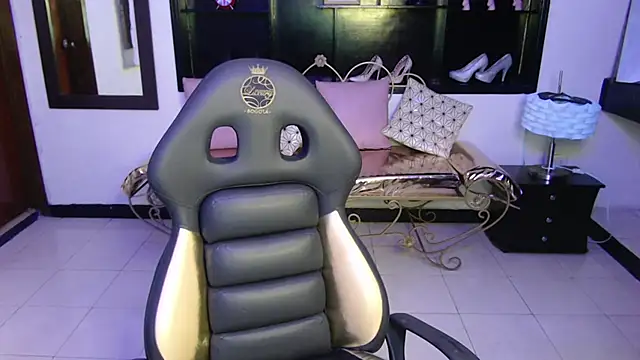 Angela Diaz  online show from January 24, 2025, 12:10 pm