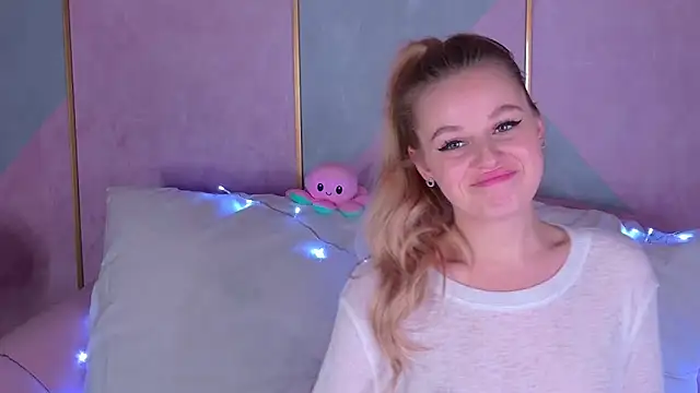 BeatriceEsmont online show from January 13, 2025, 4:18 am