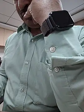 samee00721 online show from April 15, 2026, 7:37 am