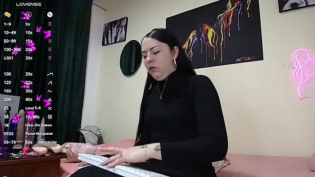 Emily-Hott- online show from December 19, 2024, 12:12 pm