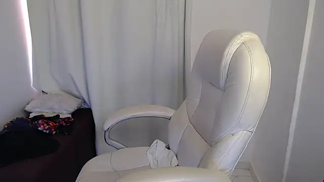 Xileny-Halliwey online show from October 17, 2025, 6:32 pm