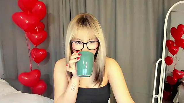 Snapshot of may_mia chatting on February 17, 2025, 10:36 pm may mia online show from February 17, 2025, 10:36 pm